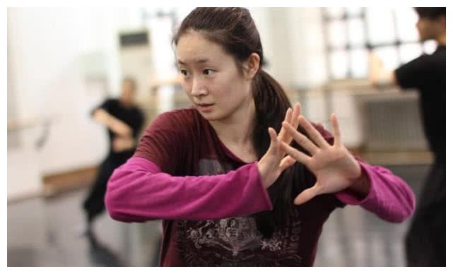 上过4次春晚,因太漂亮被赵本山换掉,如今成国家一级演员