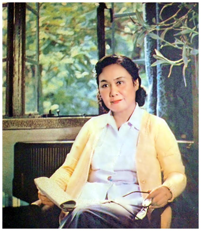 白杨有过两段婚姻,四十年代和老导演张骏祥结婚,但婚龄很短暂,不到