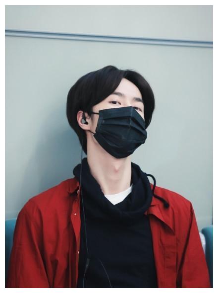 王一博14岁旧照曝光,曾和韩庚同台表演,一头黄发十分非主流