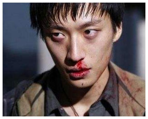 2016年深夜,乔任梁头戴塑料袋惨死别墅中,原来在之前早有征兆