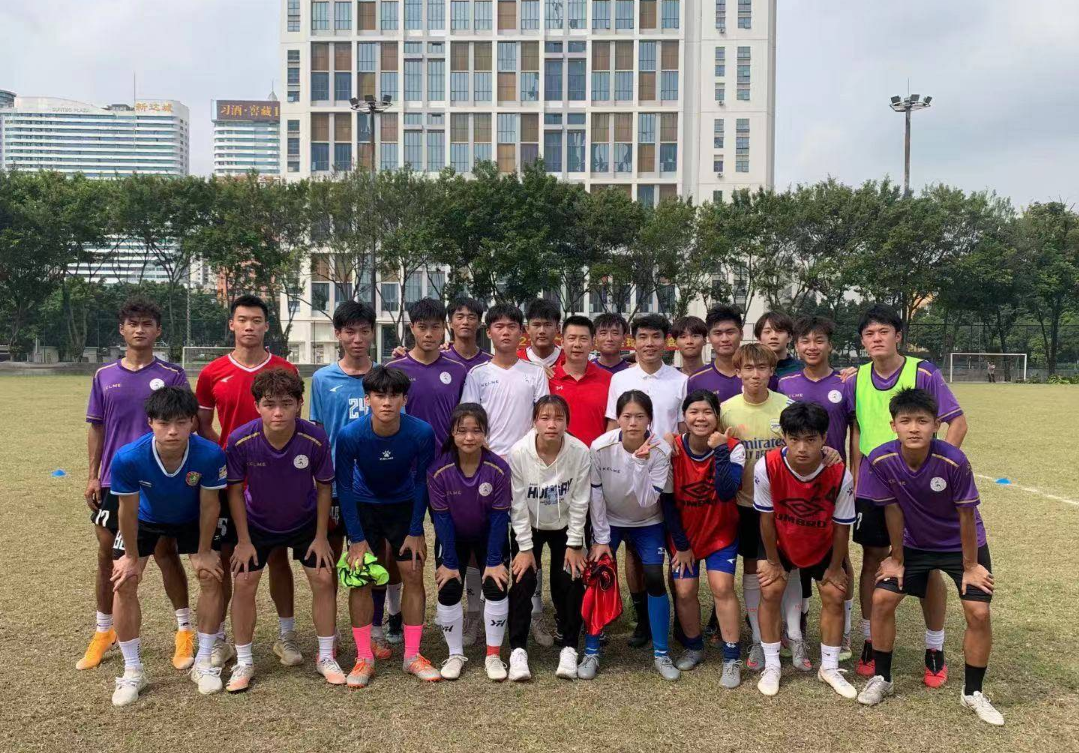 郑智应聘广州体育学院足球教师一职郑智首次给这里的学生们授课