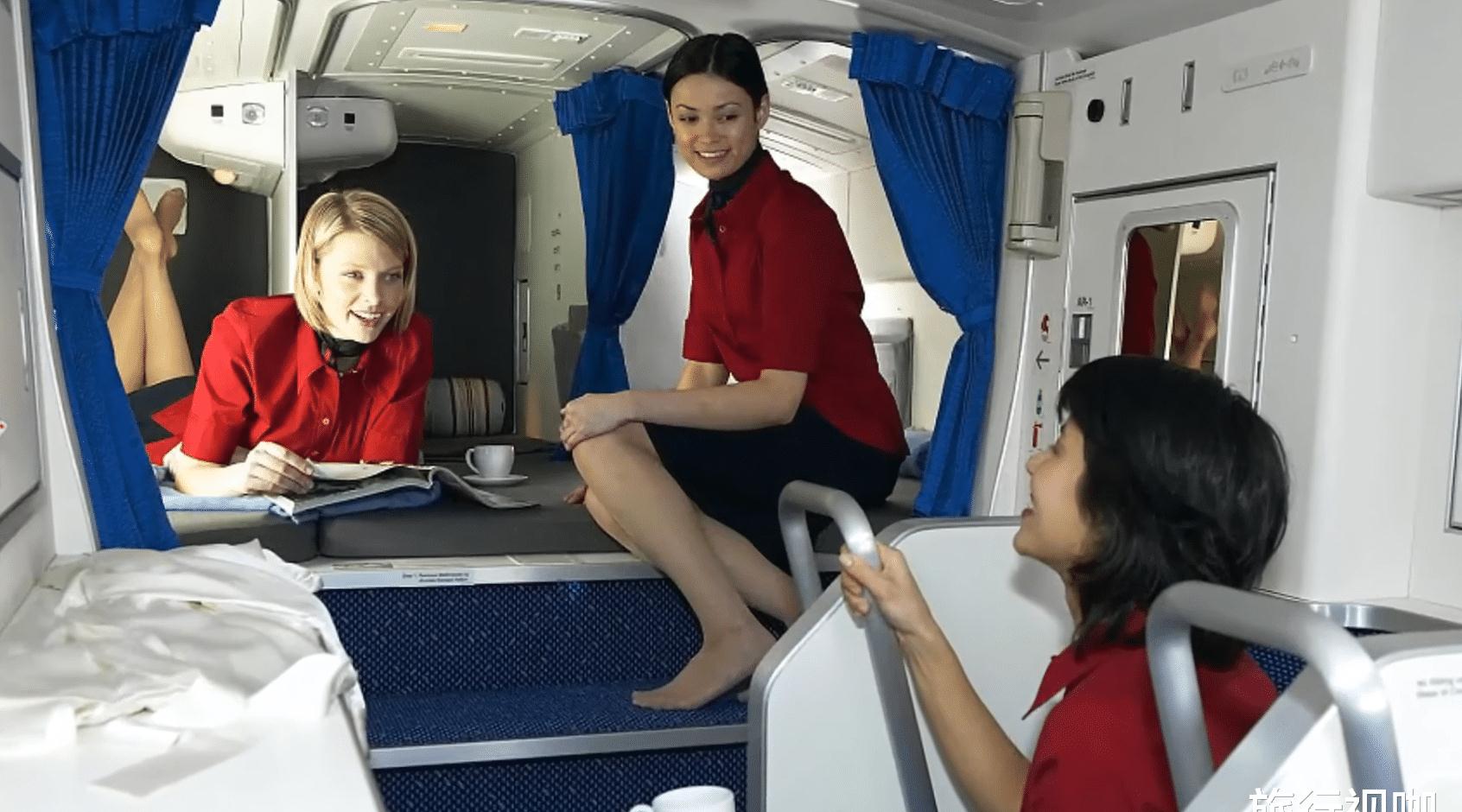 空姐在飞机上是如何休息的没想到还有隐秘房间看完涨见识了