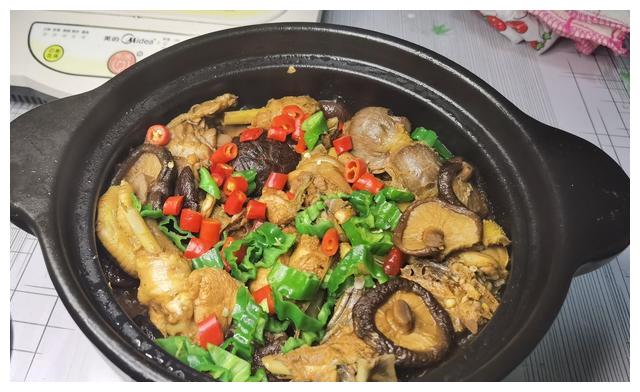 一道农家香菇啤酒鸡,拌饭下酒都适合,鸡肉鲜嫩多汁香菇肥美细腻
