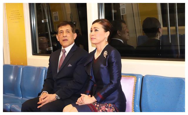 国王和王后一起坐地铁不但清了场侍卫还跪了一地