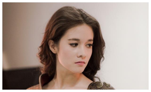 她是《战狼2》原定女主,因"坐地涨价"被换,意外成就卢靖姗!