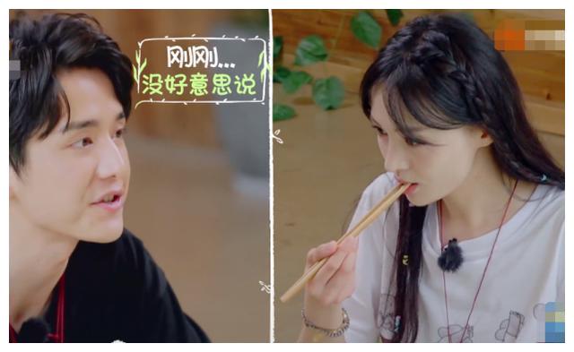 郑爽粽子没煮熟端上桌,张新成吃了一块,谁注意他的反应?显情商
