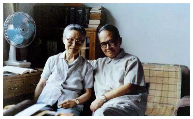 1973年邻居无理取闹还对钱媛施暴，母亲杨绛也被拎起来摔在了地上休闲区蓝鸢梦想 - Www.slyday.coM