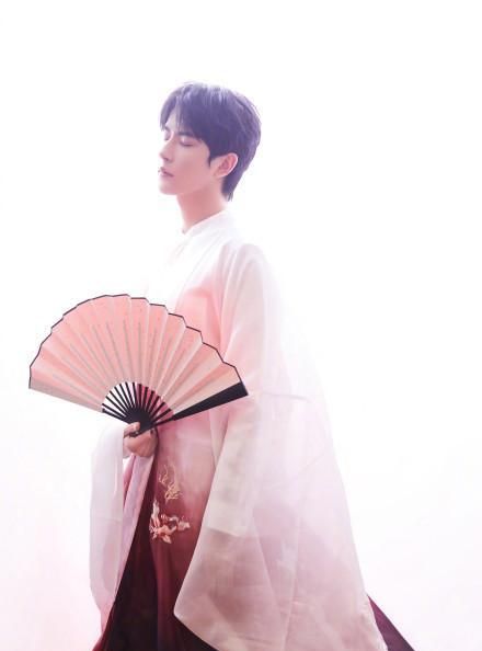 于朦胧首次尝试汉服造型,手拿折扇玉树临风,翩翩公子温文尔雅