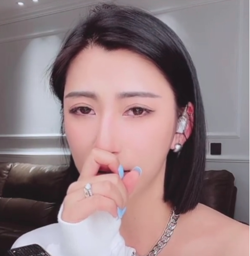 在连麦pk结束后,这位叫野鹿秋的直播间自然成为了网友们吃瓜阵地.