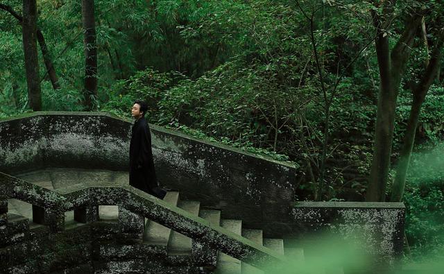 李玉刚禅意大片画面唯美静谧 虔诚祈祷气质独特