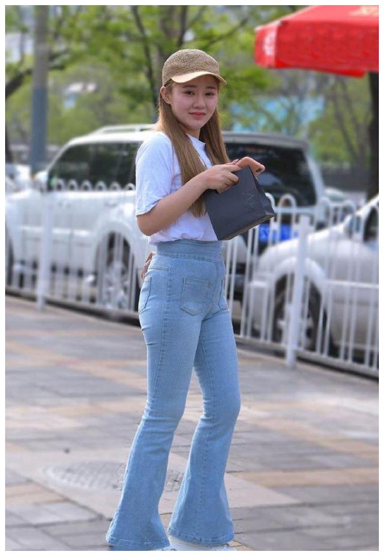 时尚街拍:美女搭配了一件一字肩的打底衫,简约时尚还衬托气质