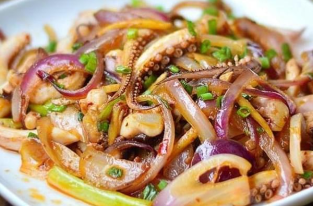 搭配鱿鱼须更加入味,百吃不腻,你们学会这道青椒洋葱炒鱿鱼须的做法?