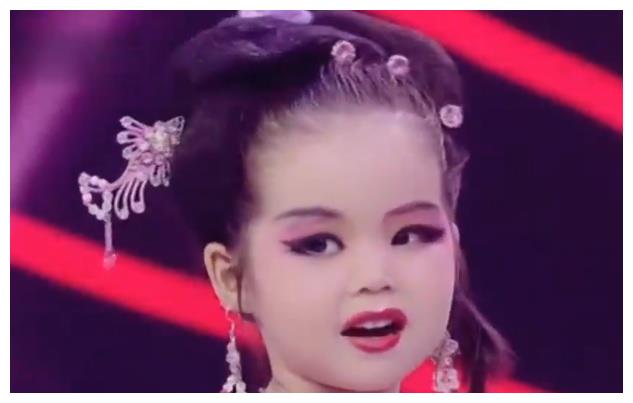 歌唱家吴碧霞女儿太优秀!5岁就登国家舞台献唱,台风丝毫不输妈