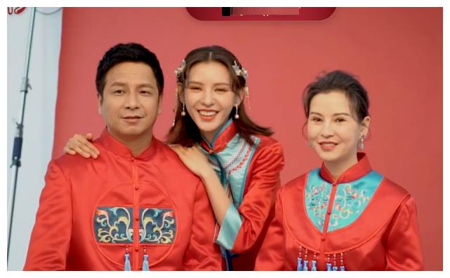 张予曦穿改良版旗袍美到极致与父母拍全家福妈妈颜值不输女儿