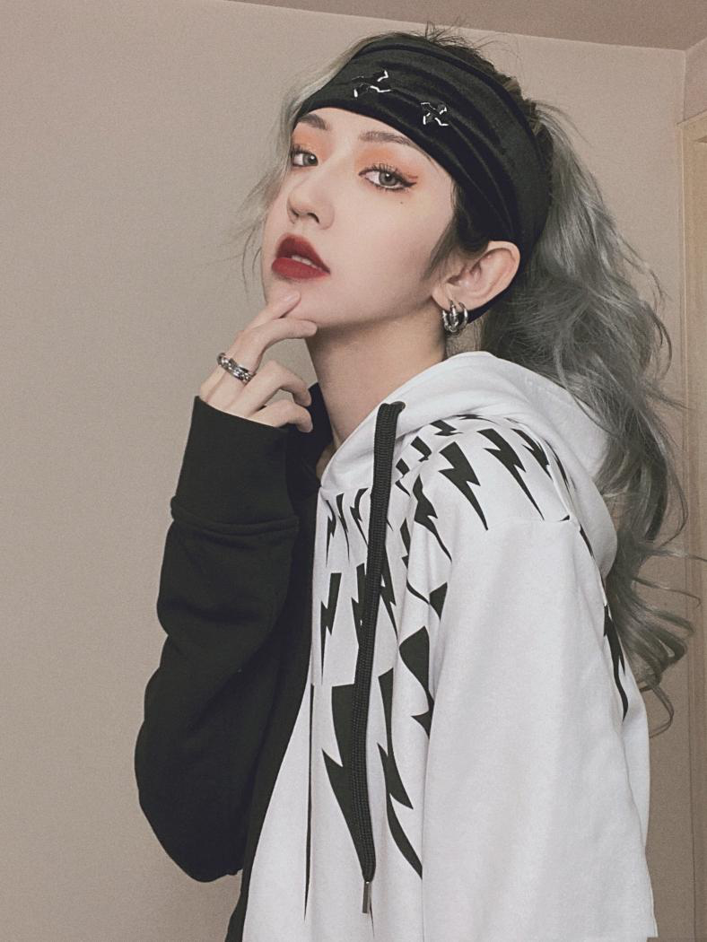 天才小火龙亮相上海时装周 穿搭时尚堪称"人形种草机"__财经头条