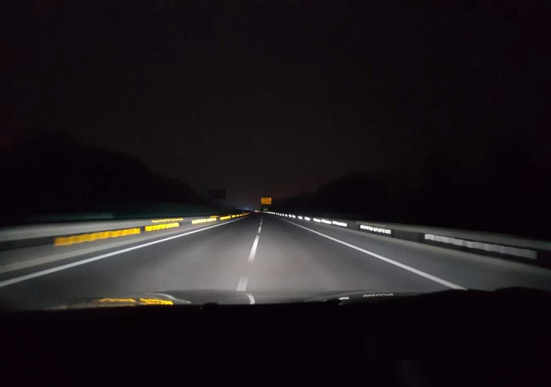 晚上高速路开车图片图片