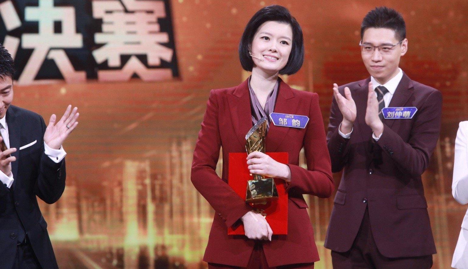 主持人蔡紫好会穿!衬衫简约西装干练,是职场丽人的高级穿搭范本