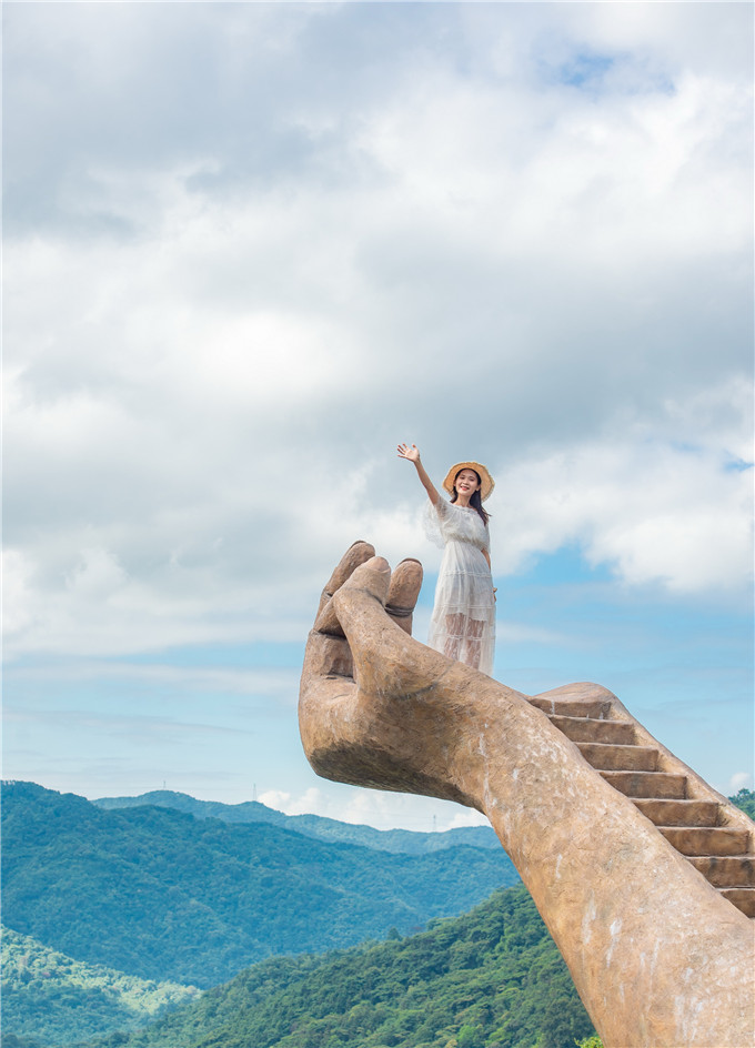 广东清远通天神掌成网红,每天吸引万名游客排队打卡