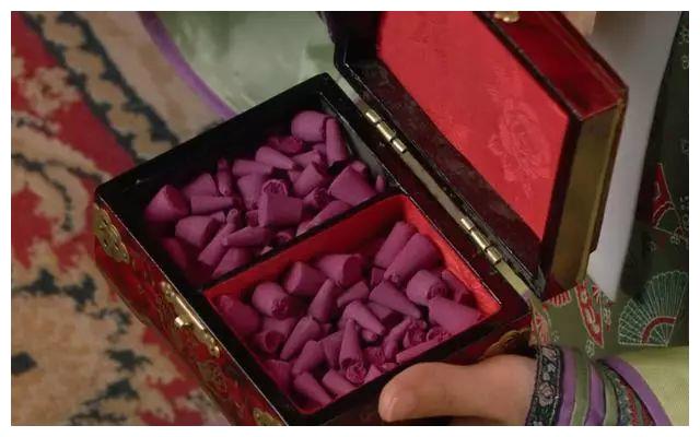 甄嬛表面上为安陵容求情,说她调制香料也并非全无益处,昔年的舒痕胶