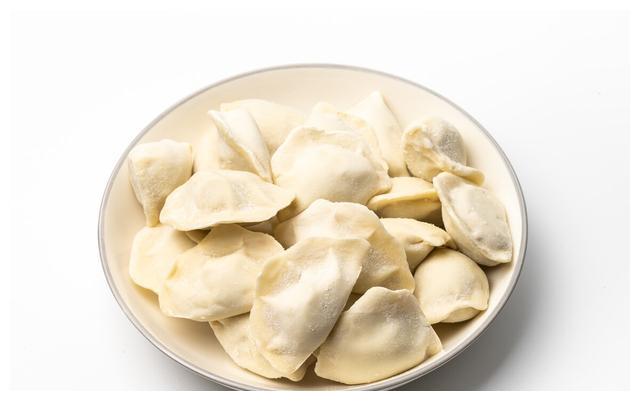 保存饺子时,直接放冰箱冷冻是不对的,教你1招,饺子不粘连