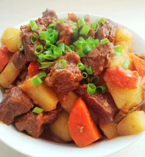 家常菜土豆炖牛肉美味佳肴