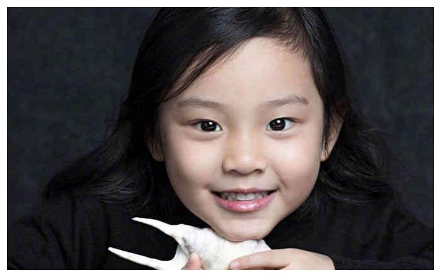 有些人年轻时很漂亮,但长大后却很丑陋,小甜馨是小时候长得很丑,长大