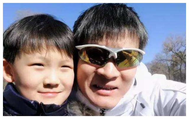 杨志刚罕见晒儿子,12岁的儿子也长成帅小伙,父子俩格外像__财经头条