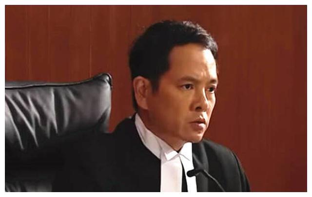 梁小冰夫妇秀恩爱57岁陈嘉辉双下巴明显被妻子大赞英俊潇洒