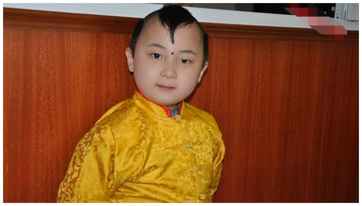 "年画娃娃"邓鸣贺8岁离世,生前做父母摇钱树,网友称:童子命