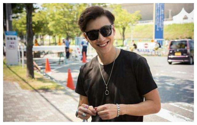 2016年深夜,乔任梁头戴塑料袋惨死别墅中,原来在之前早有征兆