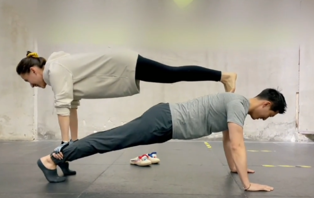 何超莲窦骁又秀恩爱!双人俯卧撑尽显身材曲线