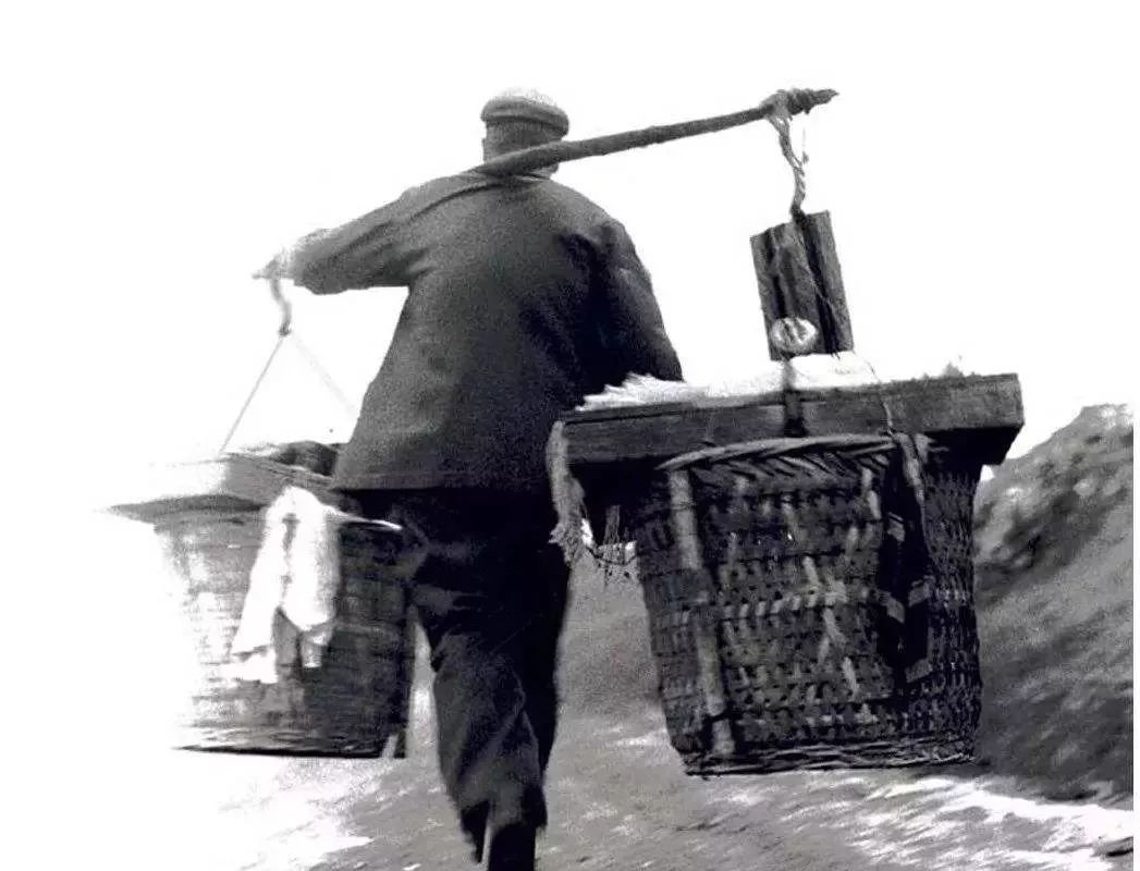 每年冬春农闲的时候,周边一带的农民手摇着拨浪鼓,肩挑两个担子,走街