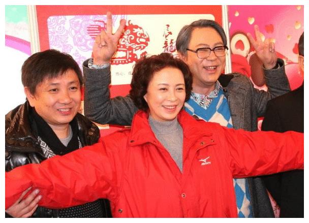 62岁刘莉莉全家照女儿漂亮老公是他比自己还要小4岁