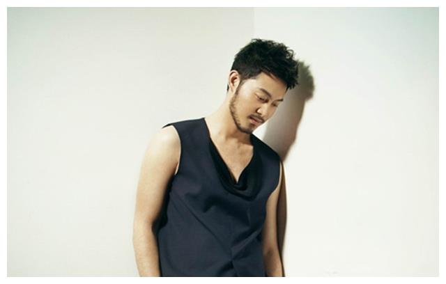 他曾因《武林外传》走红,现成各大综艺争夺人才,承包所有笑点