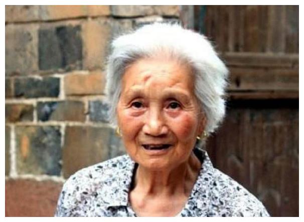 老人把一棵怪树种在儿子坟前，日夜浇灌60年，在她临终前结出果子休闲区蓝鸢梦想 - Www.slyday.coM