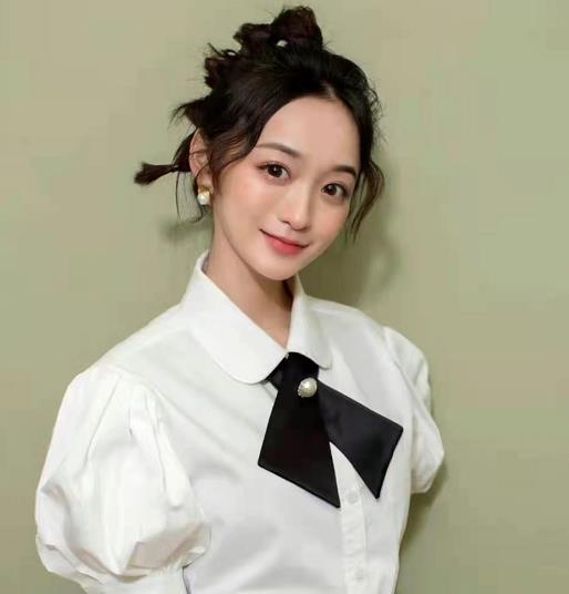 何泓姗和吴希泽姐弟恋曝光两人牵手旅行引起网友热议