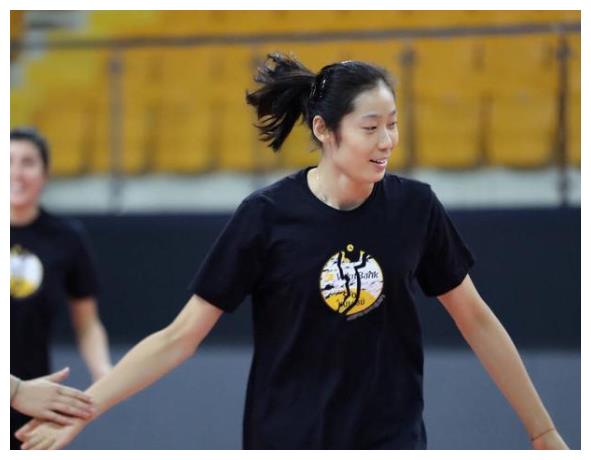 61岁郎平享受田园生活，神情轻松，自夸削甘蔗技术越来越好休闲区蓝鸢梦想 - Www.slyday.coM