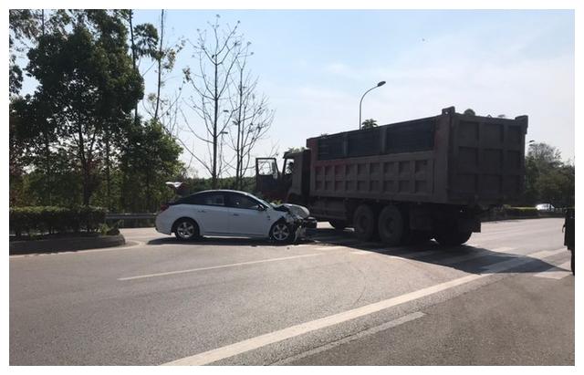 雪佛兰科鲁兹90km/h碰撞大货车 网友：终于见识到美系车的安全了