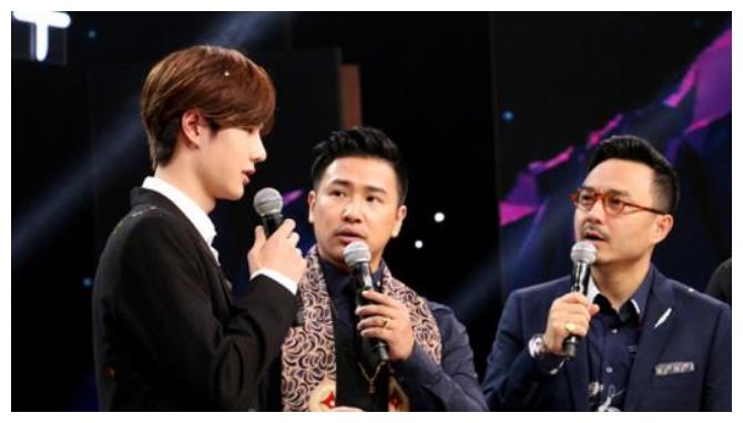 王一博和钱枫出席活动合影,钱枫脸部被虚化,偏爱程度很明显