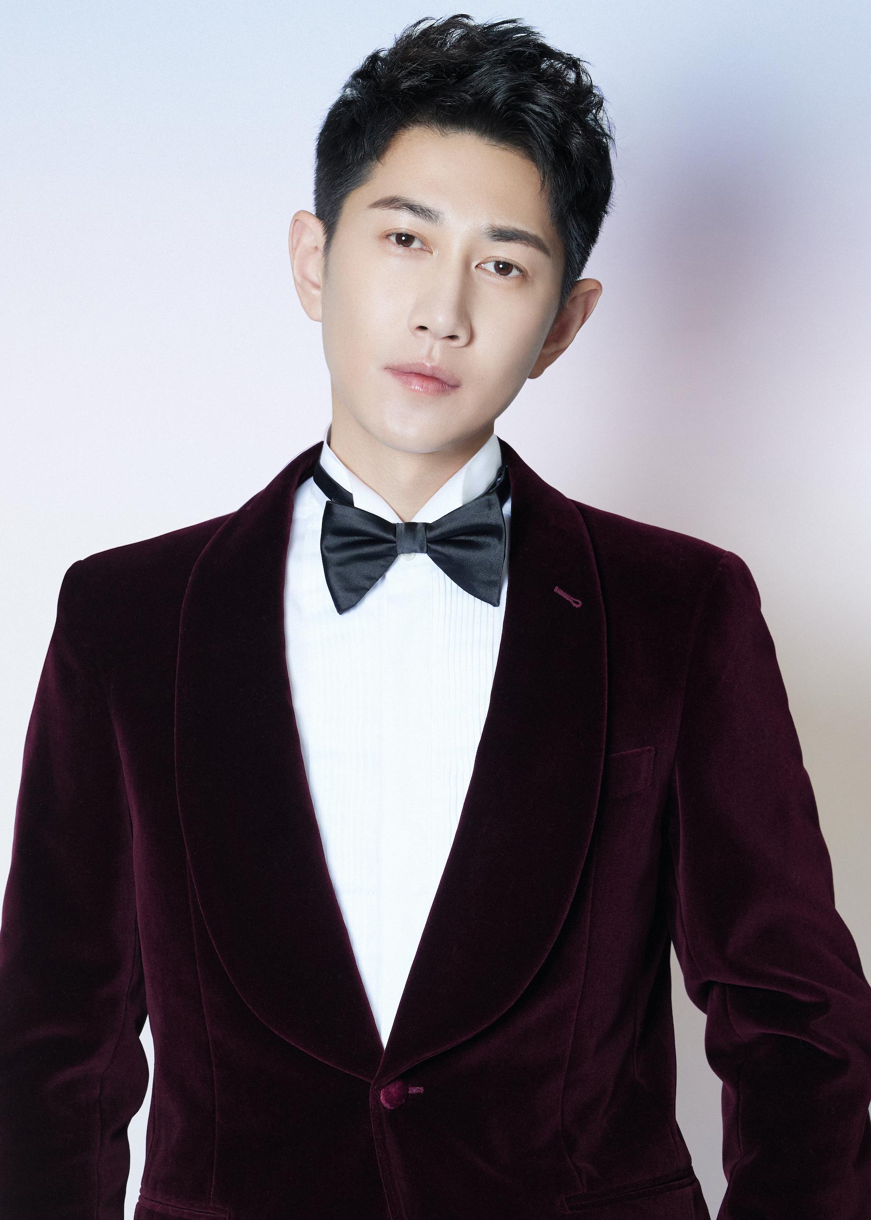 记者 | 张强编辑 | 董宇平见到演员何明翰时,他刚刚从健身房完成2个半