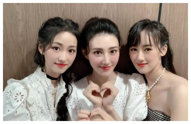 看了袁冰妍和琉璃其他女演员的合影终于明白为何被嘲素人