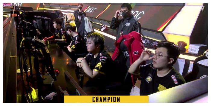 淋一场金色的雨天霸成斗鱼黄金大奖赛s11总冠军pcl包揽前三