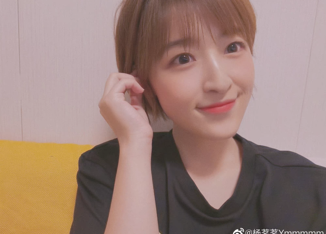 足球主播杨茗茗晒出自己的自拍照片