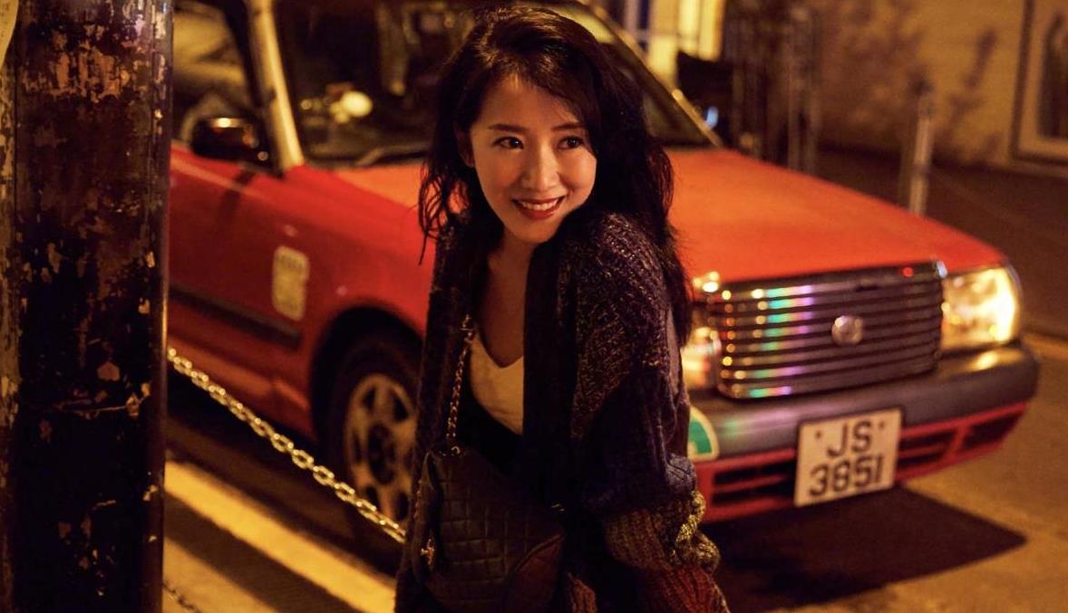 阔太李念气质全开穿针织开衫配牛仔短裙凹造型减龄又洋气