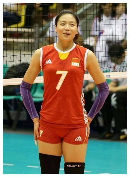 魏秋月早期比赛照片,面容青涩,身材稍显丰腴,是亚洲最美二传!