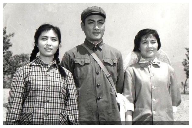 在孩子们的撮合之下,两人走到了一起,2006年,77岁的庞学勤与高山英子