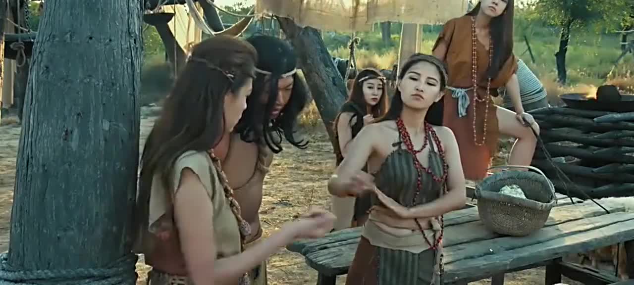 小伙教野人一些文明方法,却遭到女野人反驳,还差点要杀了他