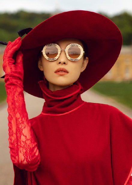 倪妮生日写真,头戴红色礼帽,复古气息浓郁