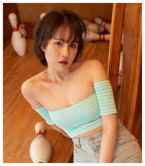 赵本山女儿球球惹争议!爱徒当众对其行跪拜礼,比爸爸收徒还隆重