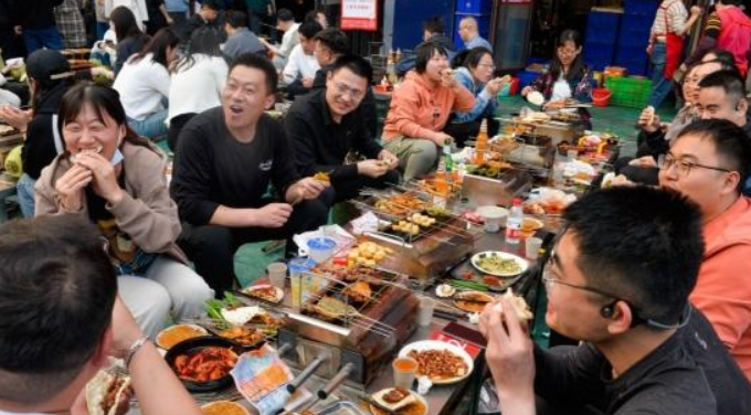 成都助孕机构有哪些(北京三口之家去淄博吃烧烤,结账时感慨:连肉带酒真是想不到)